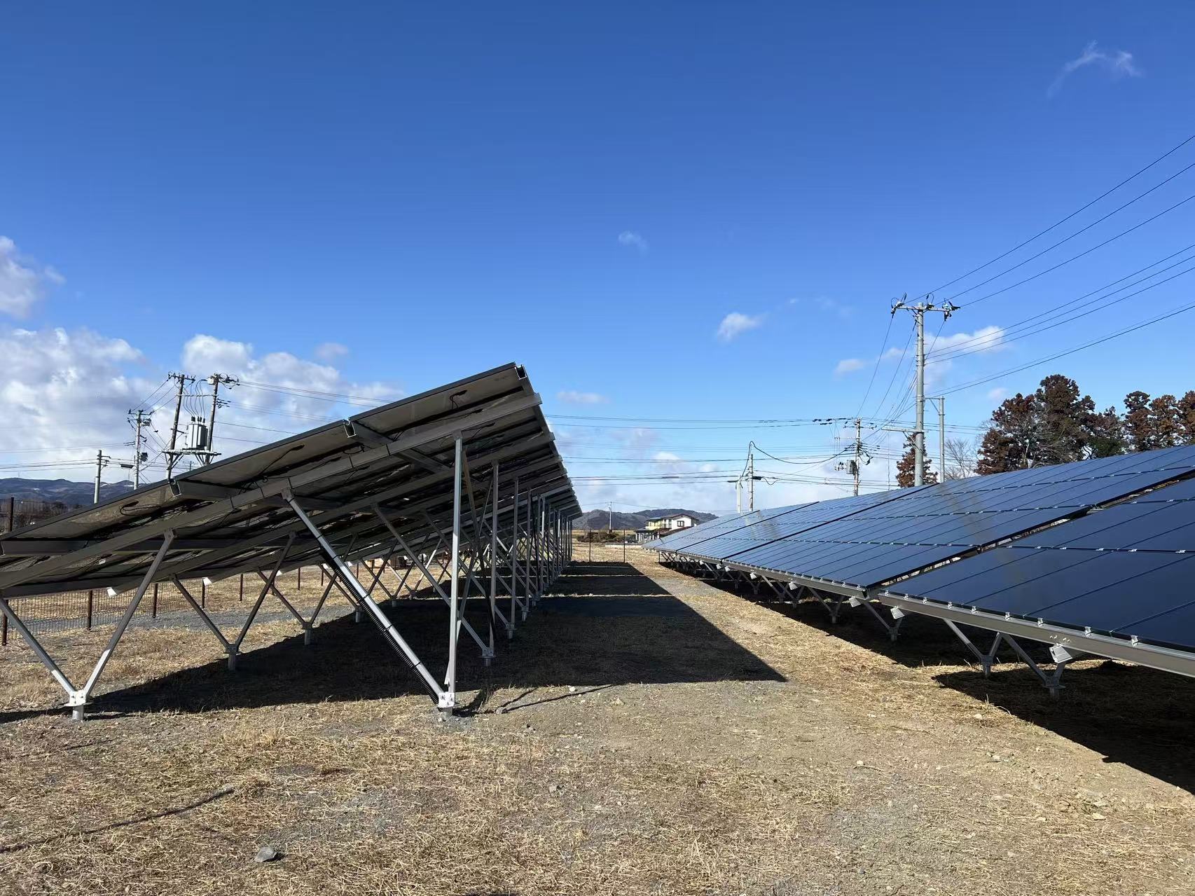 Materiál solárního uzemňovacího držáku