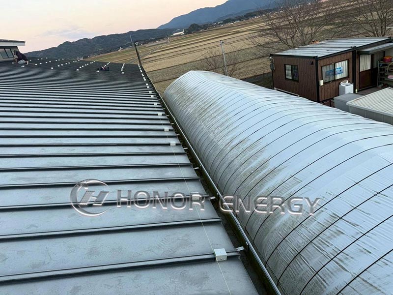 Kovové střešní svorky se stojatou drážkou jsou nainstalovány a připraveny